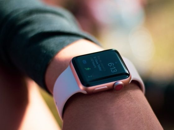 How does apple watch track calories