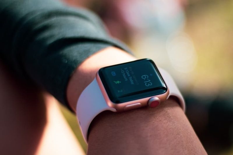 How does apple watch track calories